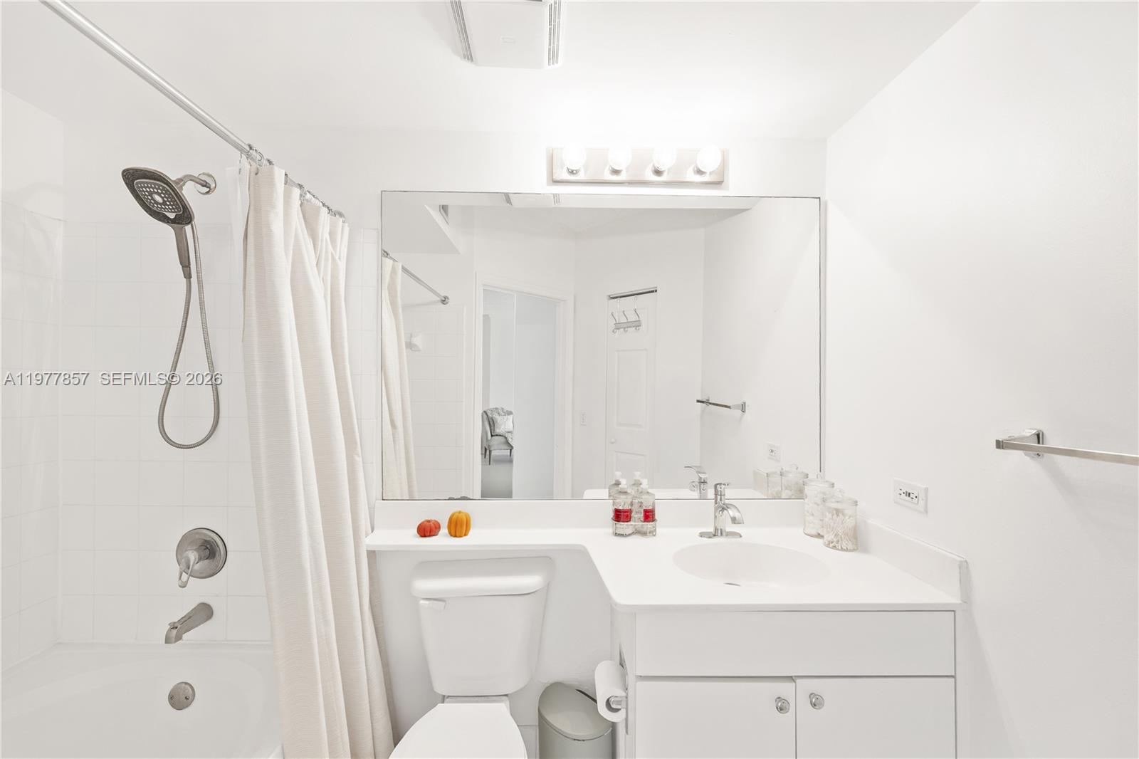 17100 North Bay Road, Unit 1810 Sunny Isles Beach, FL 33160 - Photo 20 of 36