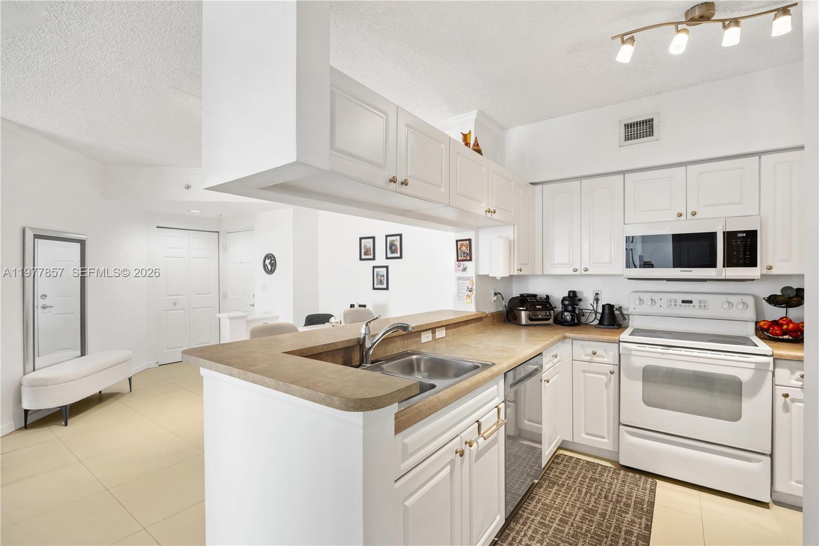 17100 North Bay Road, Unit 1810 Sunny Isles Beach, FL 33160 - Photo 9 of 36