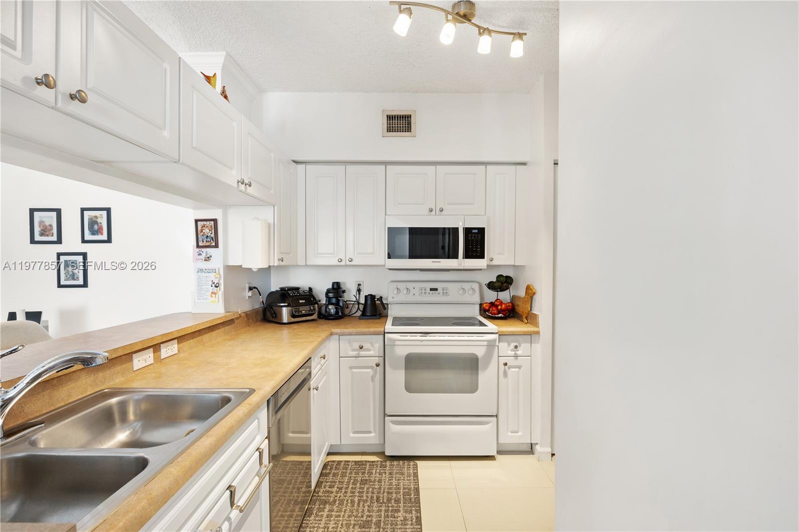 17100 North Bay Road, Unit 1810 Sunny Isles Beach, FL 33160 - Photo 10 of 36