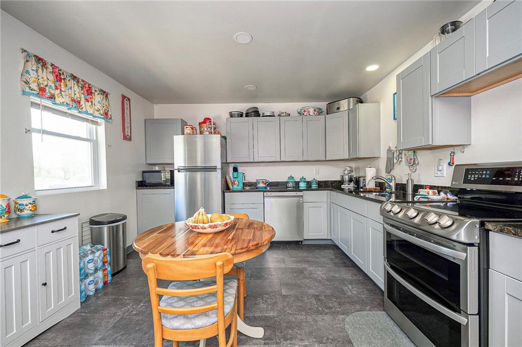 249 Washington Road, Unit 4 Waynesburg, PA 15370 - Photo 8 of 14 Unit 4 kitchen