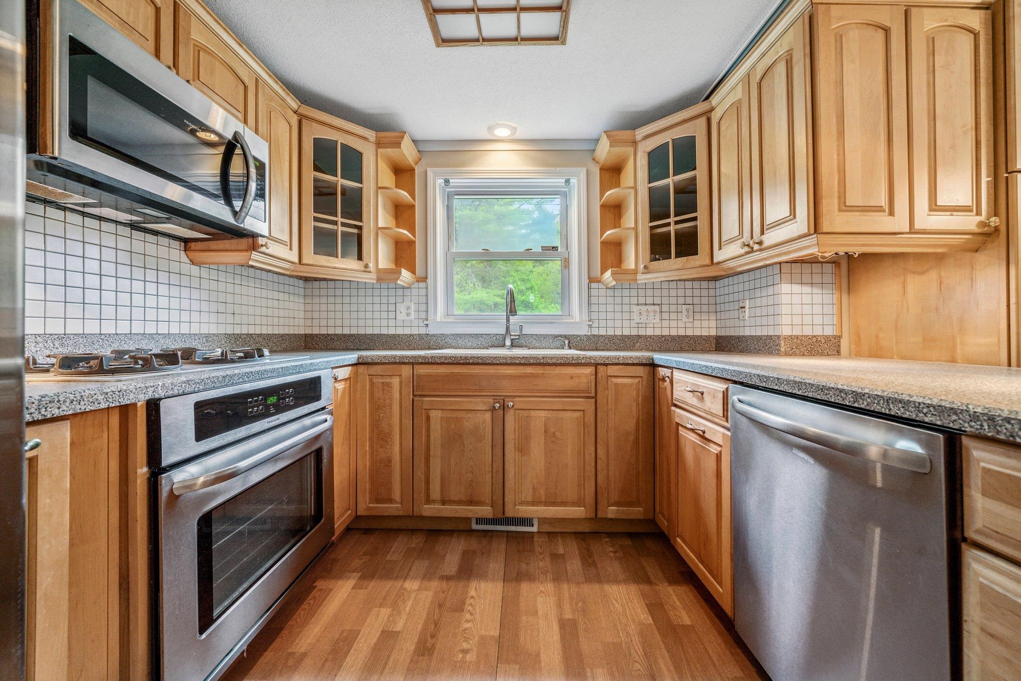310 Fox Run Road Hudson, NH 03051 - Photo 3 of 34