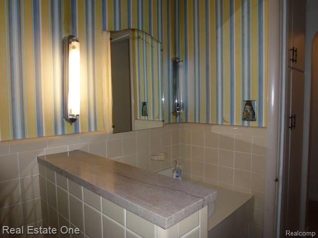 1301 North Livernois Road Rochester, MI 48306 - Photo 37 of 40 More of Main Bath