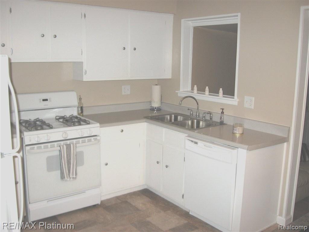 751 Glenwyth Road Brighton, MI 48116 - Photo 8 of 9 Kitchen.jpg