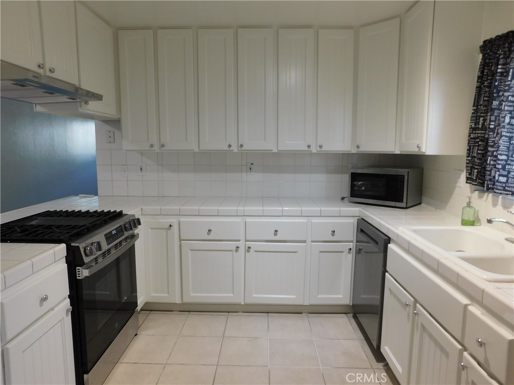 755 Valley View Avenue, Unit B Monrovia, CA 91016 - Photo 3 of 25 a kitchen with white cabinets and appliances