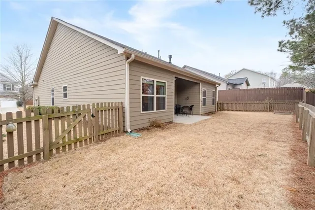 a view of a backyard