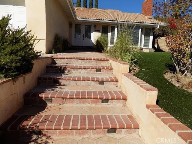 a view of a house with backyard