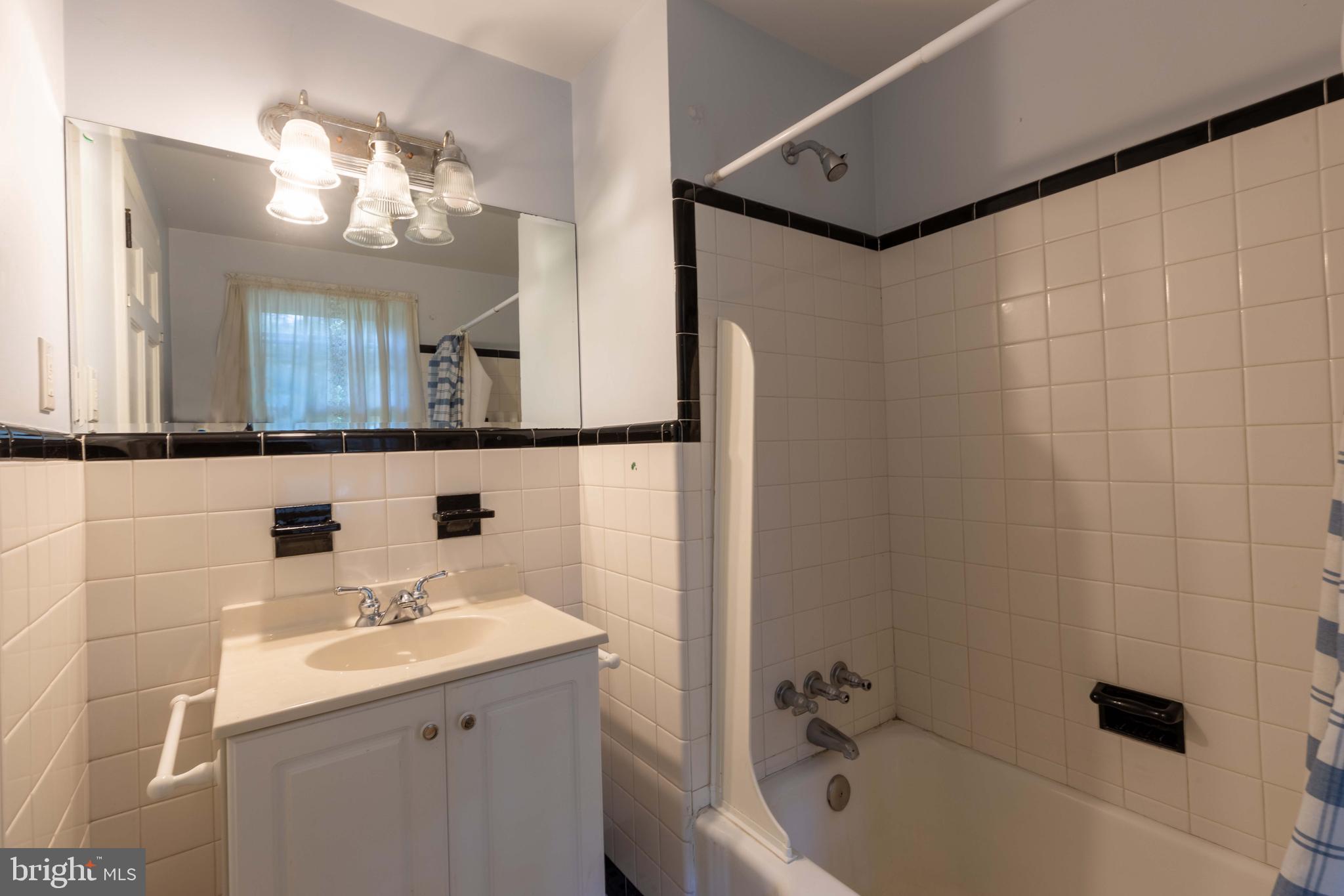 311 Pine Tree Road Wayne, PA 19087 - Photo 16 of 24 Bathroom connected to bedroom #3.