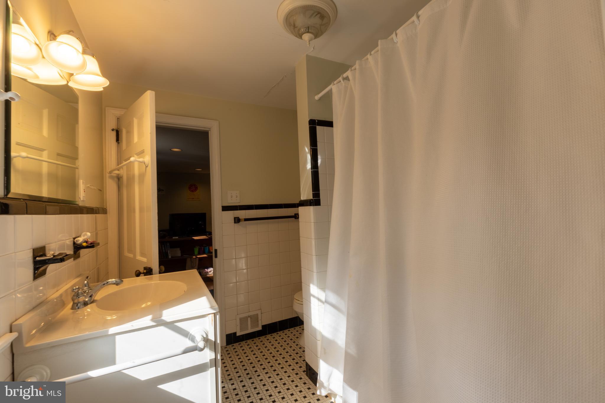 311 Pine Tree Road Wayne, PA 19087 - Photo 20 of 24 Jack & Jill bathroom.