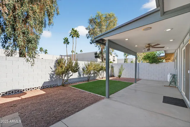 a view of a backyard