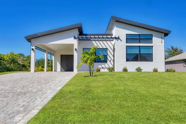 a view of a house with backyard and porch