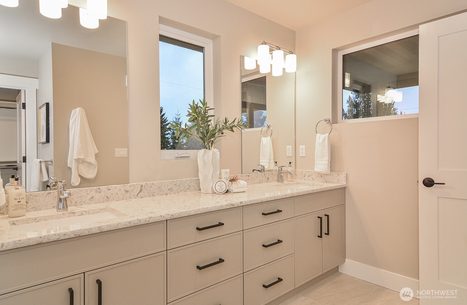 10202 44th Avenue Southwest Seattle, WA 98146 - Photo 22 of 35