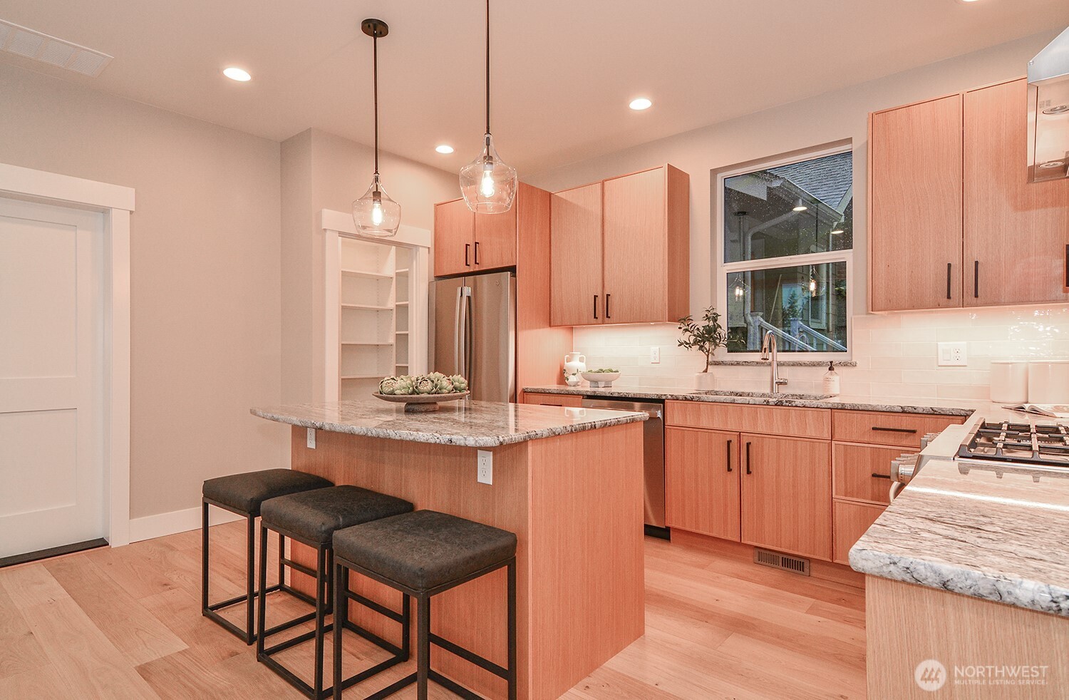 10202 44th Avenue Southwest Seattle, WA 98146 - Photo 8 of 35