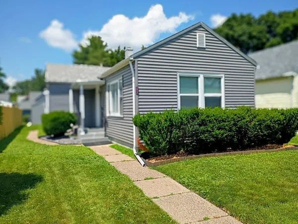 $1,200 | 2933 11th Avenue, Moline, IL 61265
