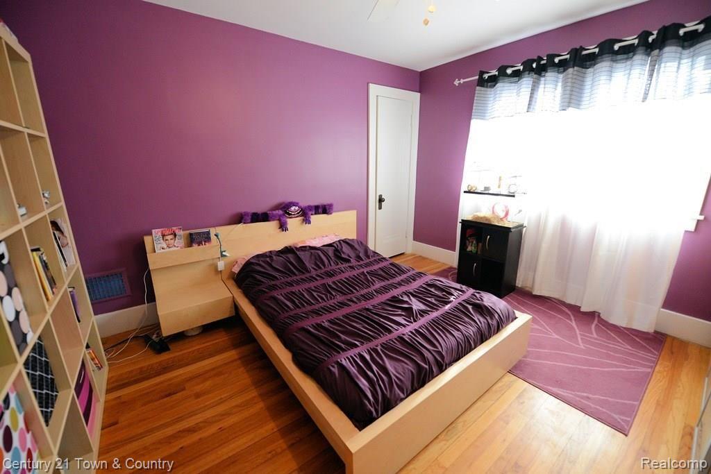 18618 Farmington Road Livonia, MI 48152 - Photo 26 of 43 Large third bedroom.