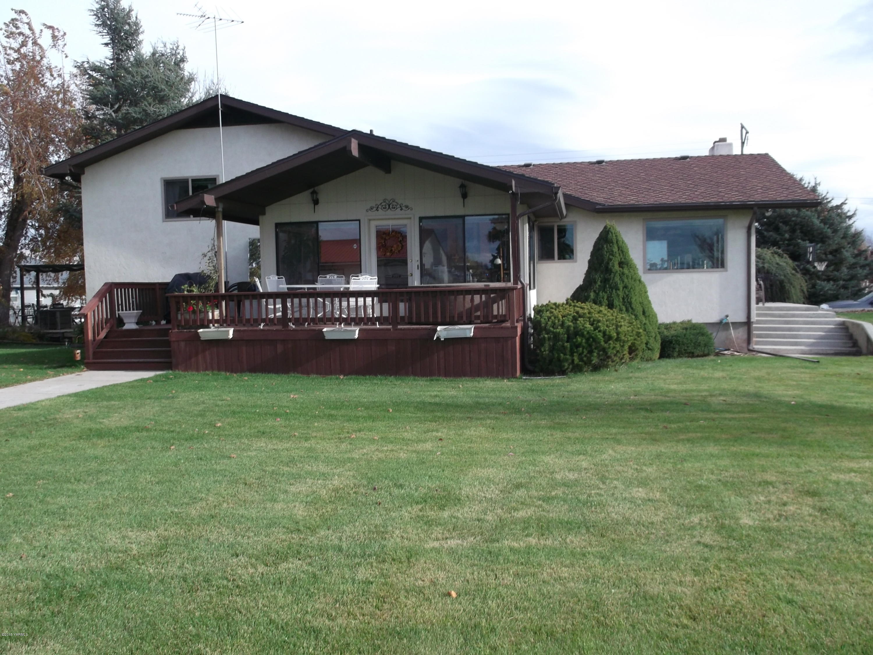3161 Scoon Road Sunnyside, WA 98944 - Photo 1 of 25 a view of a house with a yard and sitting area