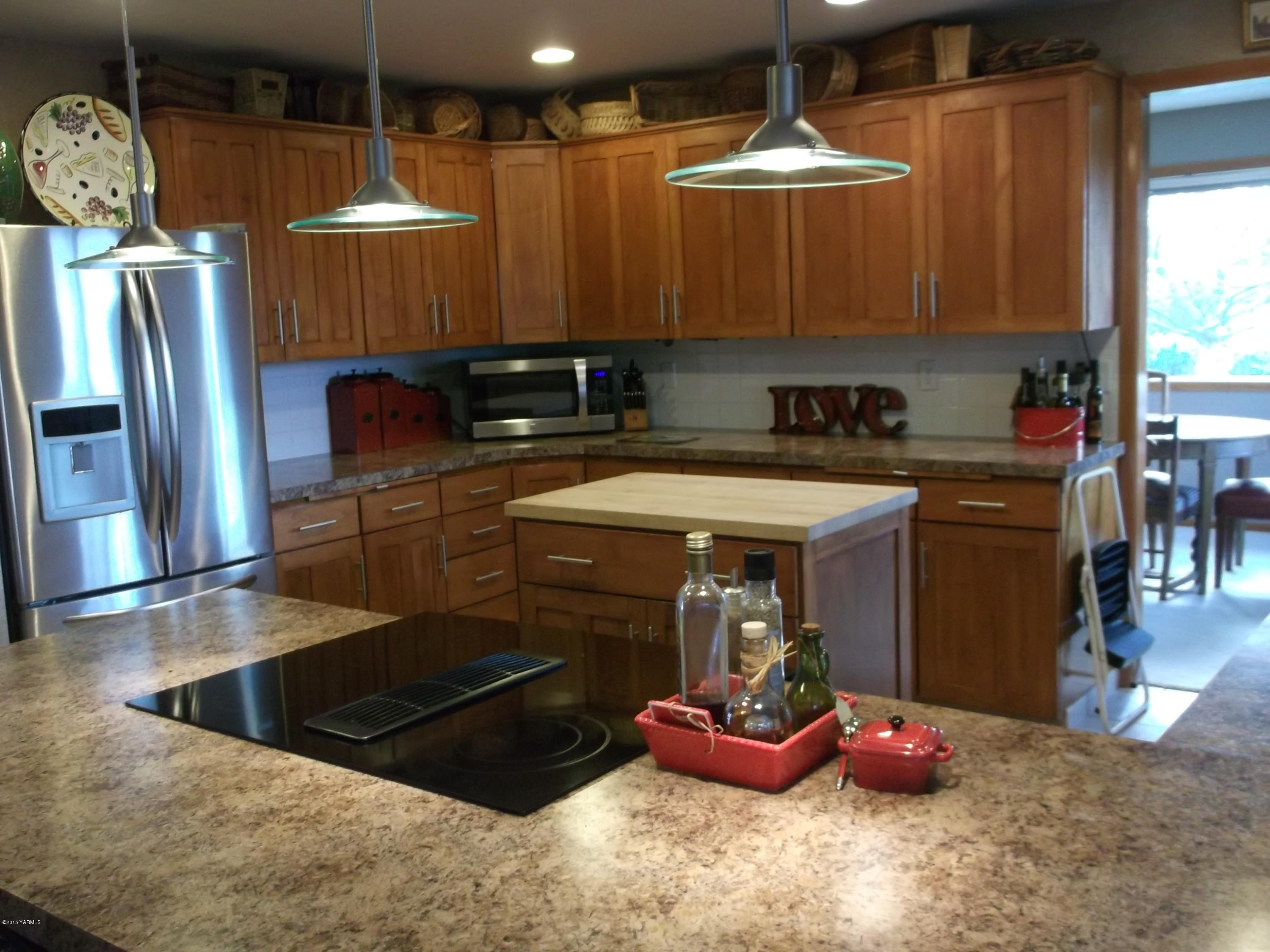 3161 Scoon Road Sunnyside, WA 98944 - Photo 2 of 25 a kitchen with a sink and cabinets