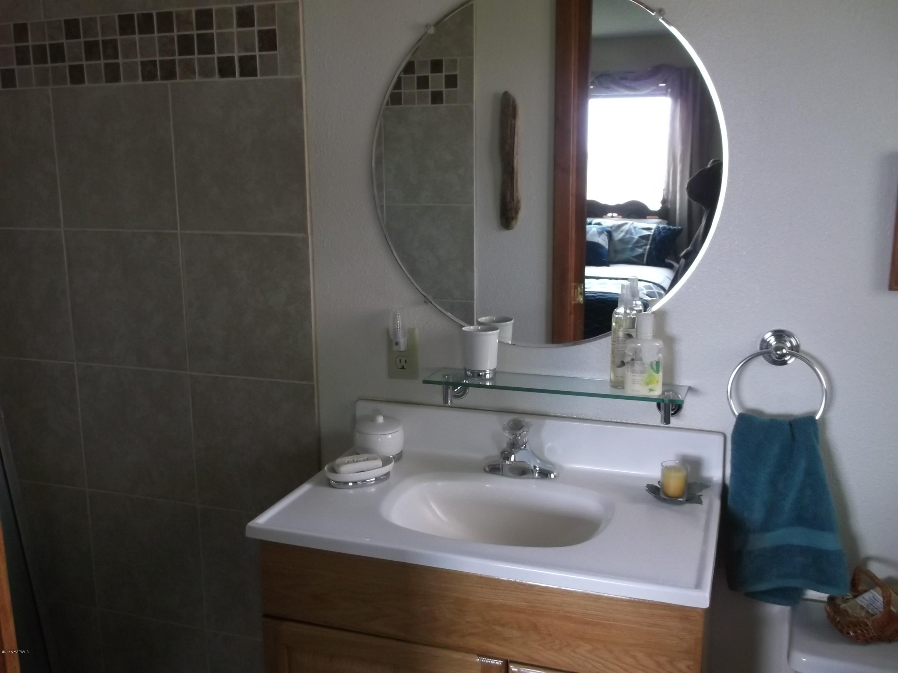 3161 Scoon Road Sunnyside, WA 98944 - Photo 11 of 25 a bathroom with a sink and a mirror