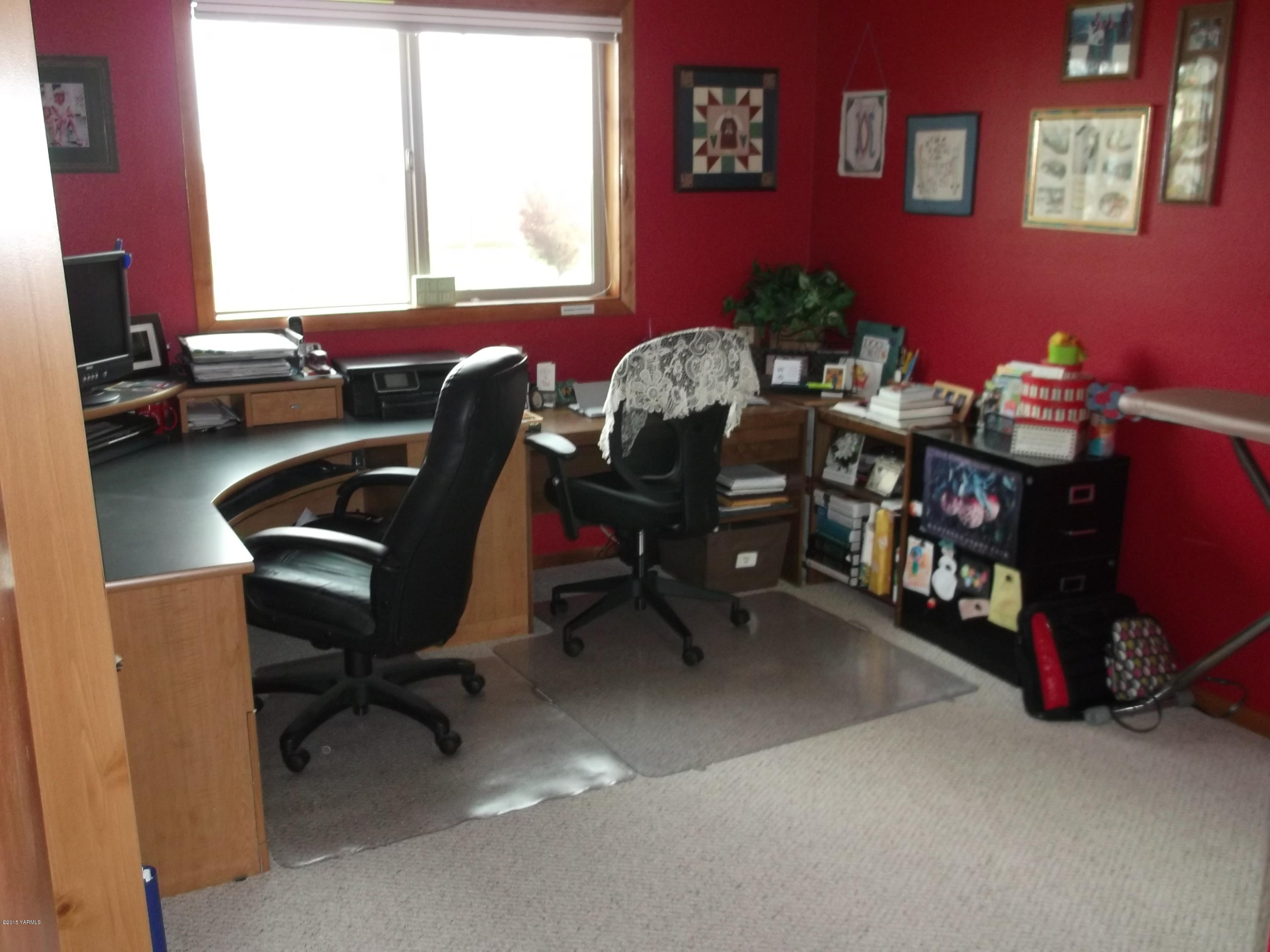 3161 Scoon Road Sunnyside, WA 98944 - Photo 12 of 25 a view of a workspace with furniture and a window
