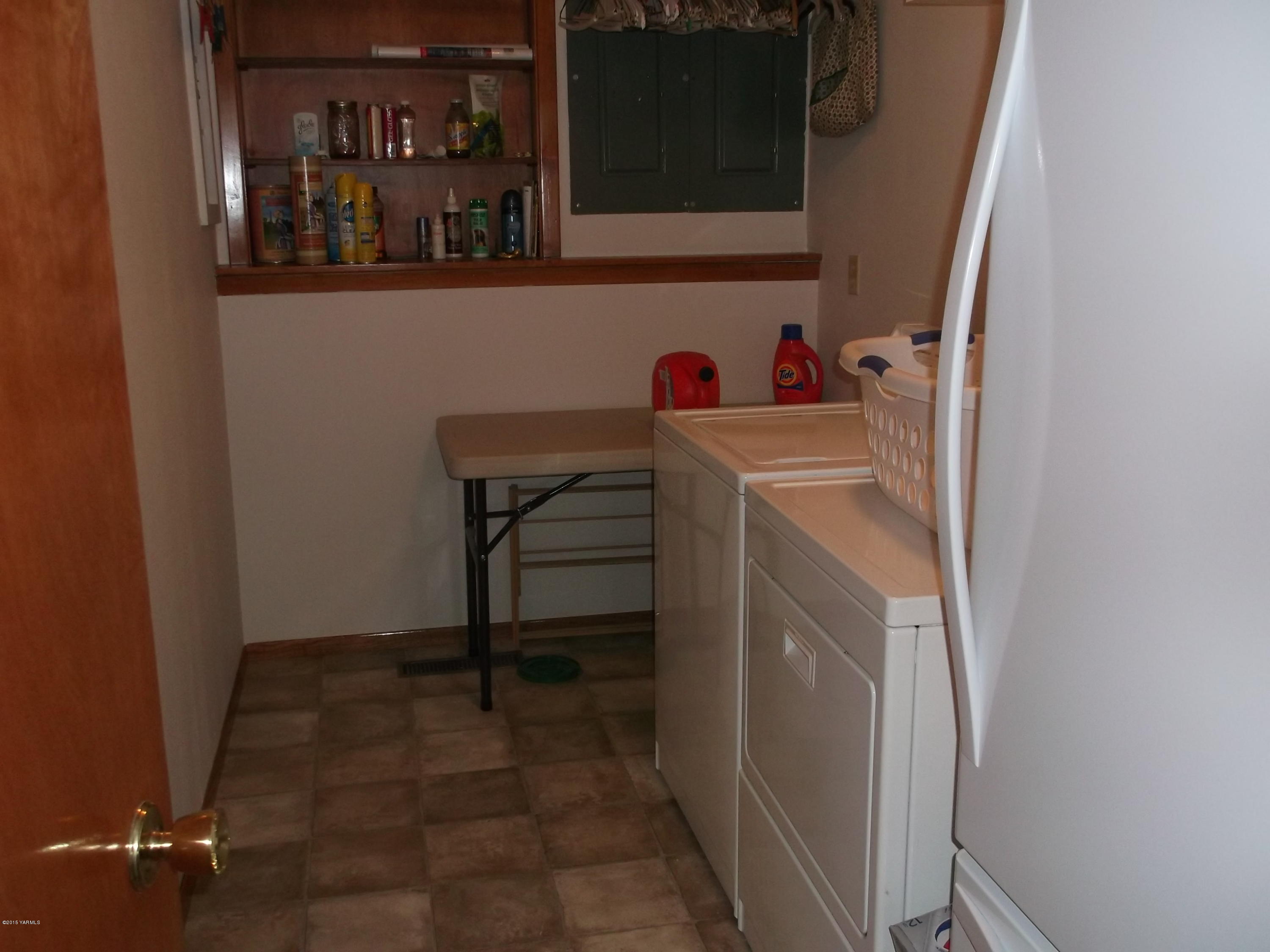 3161 Scoon Road Sunnyside, WA 98944 - Photo 13 of 25 a utility room with dryer and washer