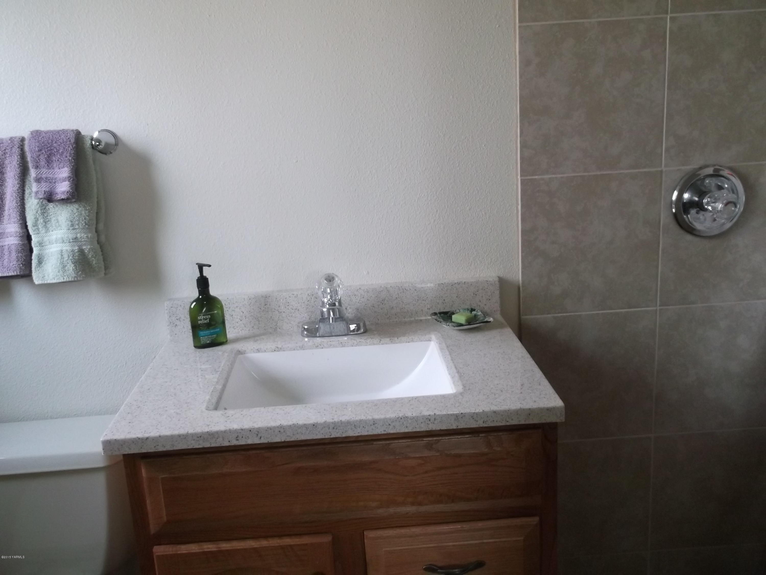 3161 Scoon Road Sunnyside, WA 98944 - Photo 14 of 25 a bathroom with a sink and a mirror