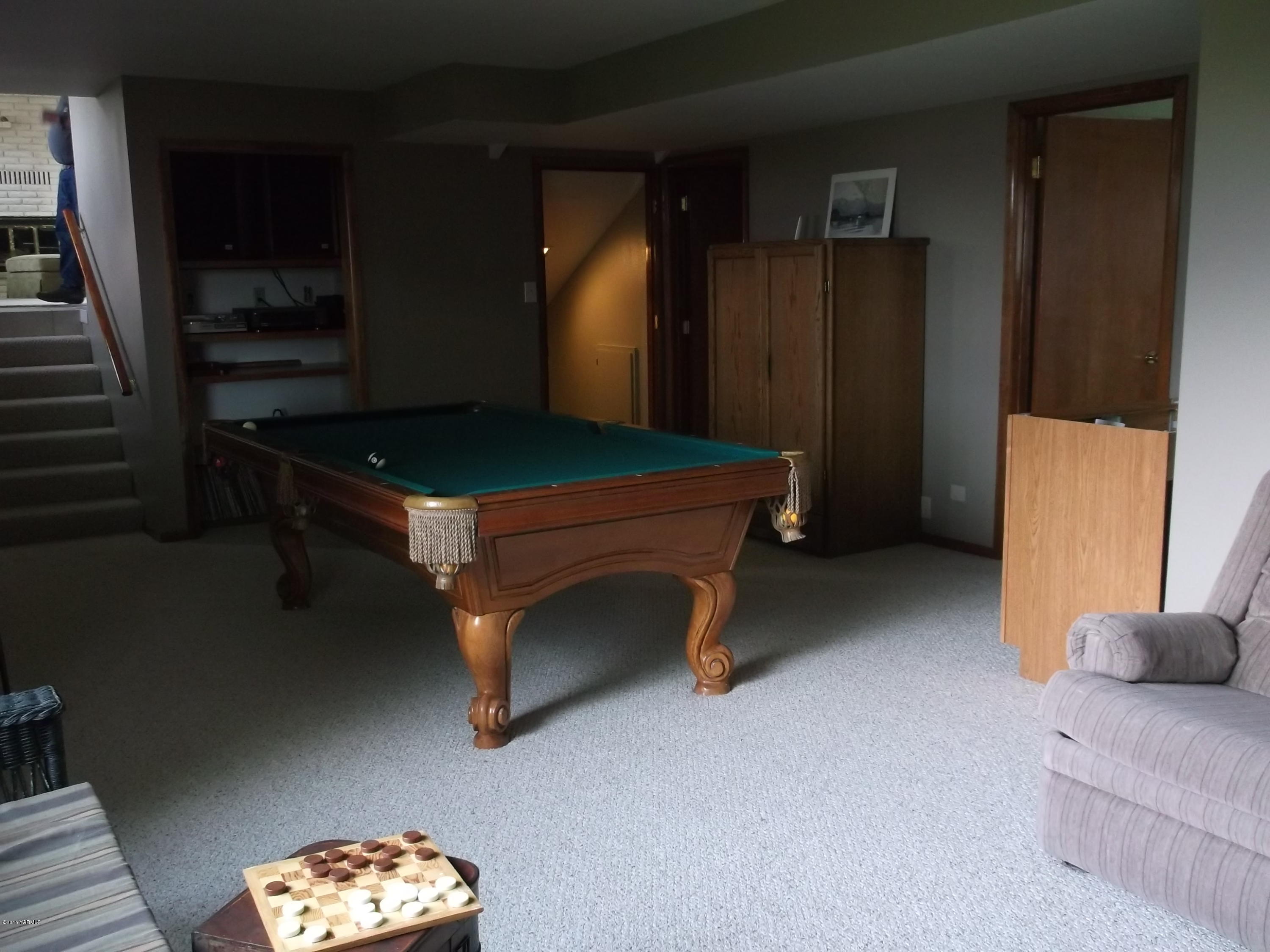 3161 Scoon Road Sunnyside, WA 98944 - Photo 15 of 25 a room with furniture and a window