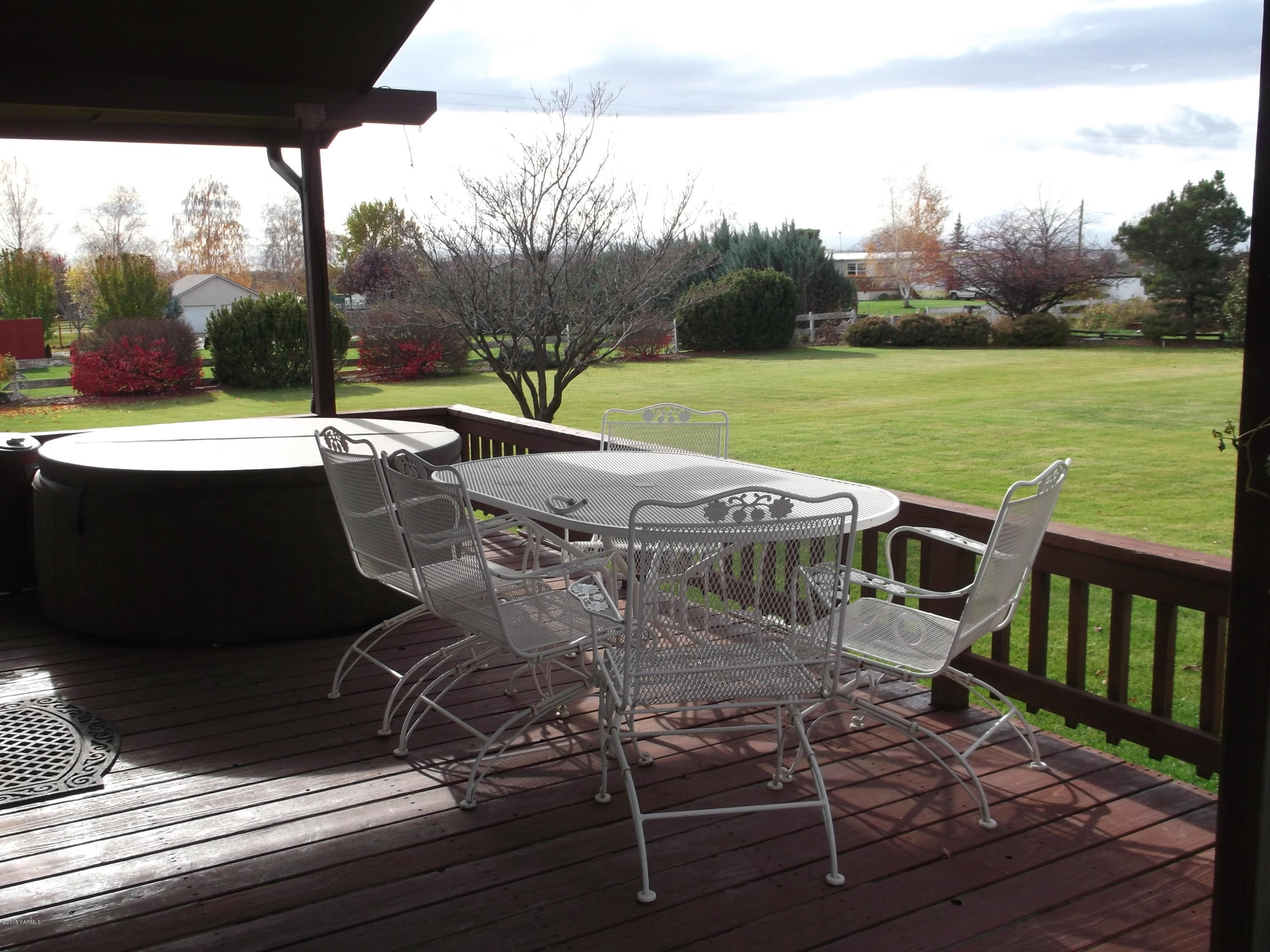 3161 Scoon Road Sunnyside, WA 98944 - Photo 16 of 25 a view of a wooden deck with chairs