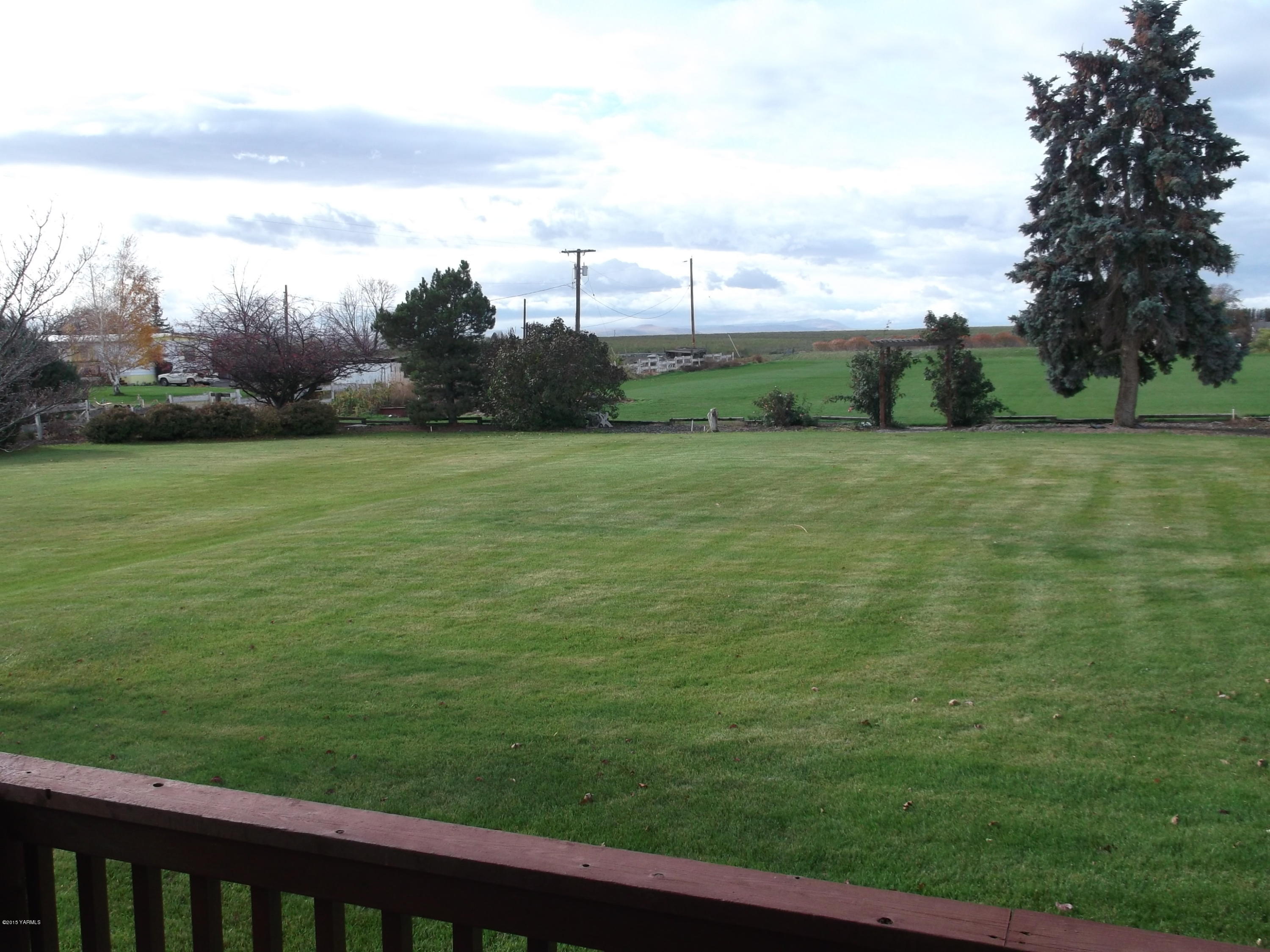 3161 Scoon Road Sunnyside, WA 98944 - Photo 17 of 25 a view of a field with an trees
