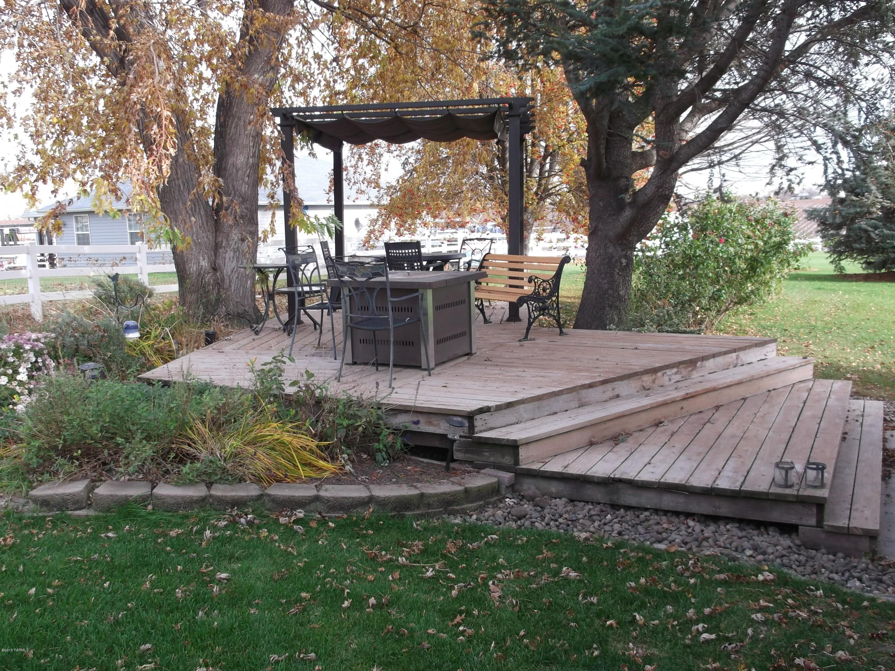 3161 Scoon Road Sunnyside, WA 98944 - Photo 18 of 25 a view of a backyard with sitting area furniture and garden