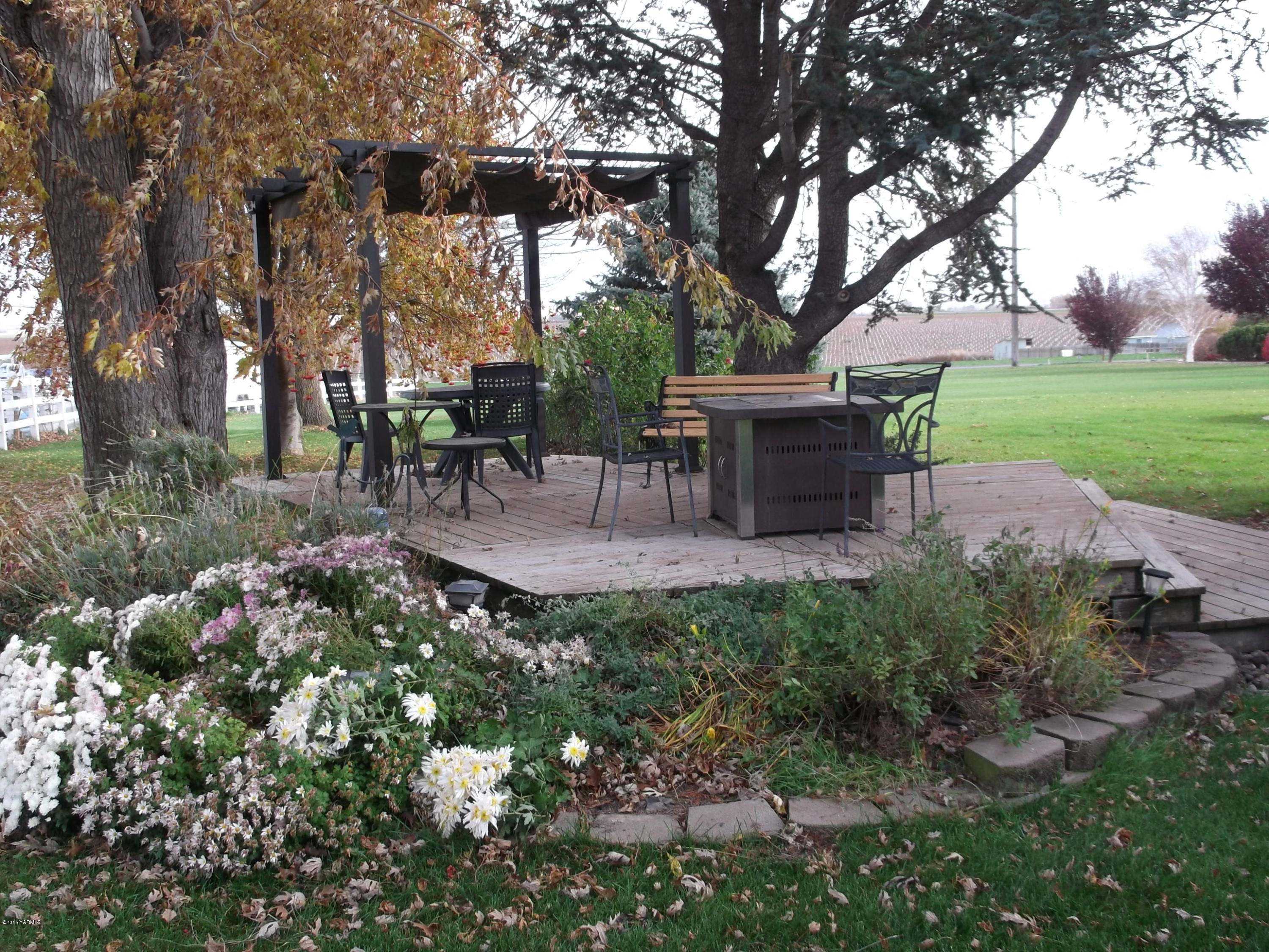 3161 Scoon Road Sunnyside, WA 98944 - Photo 19 of 25 a view of a table and chairs in the garden