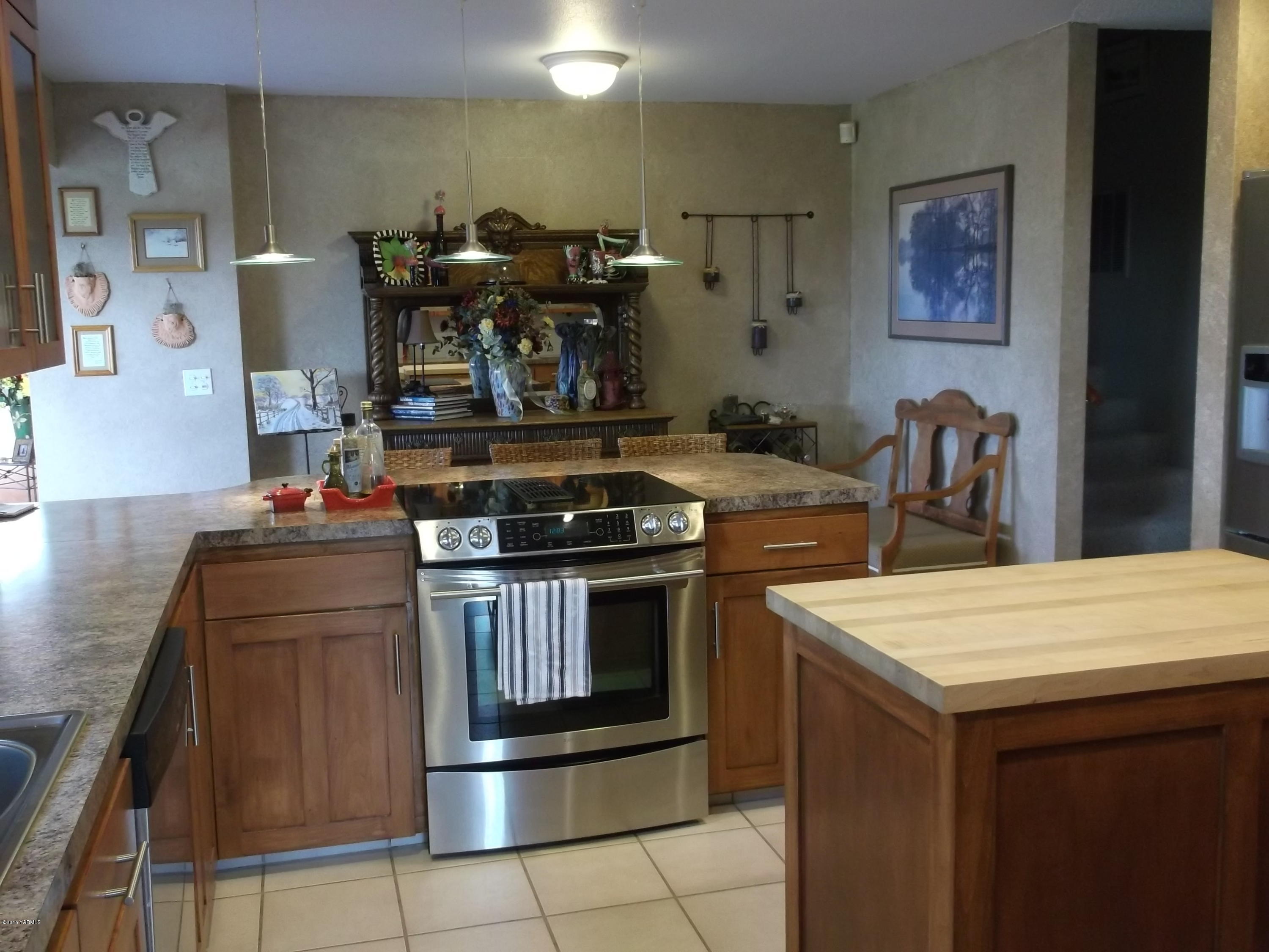 3161 Scoon Road Sunnyside, WA 98944 - Photo 3 of 25 a kitchen with stainless steel appliances granite countertop a stove and a sink