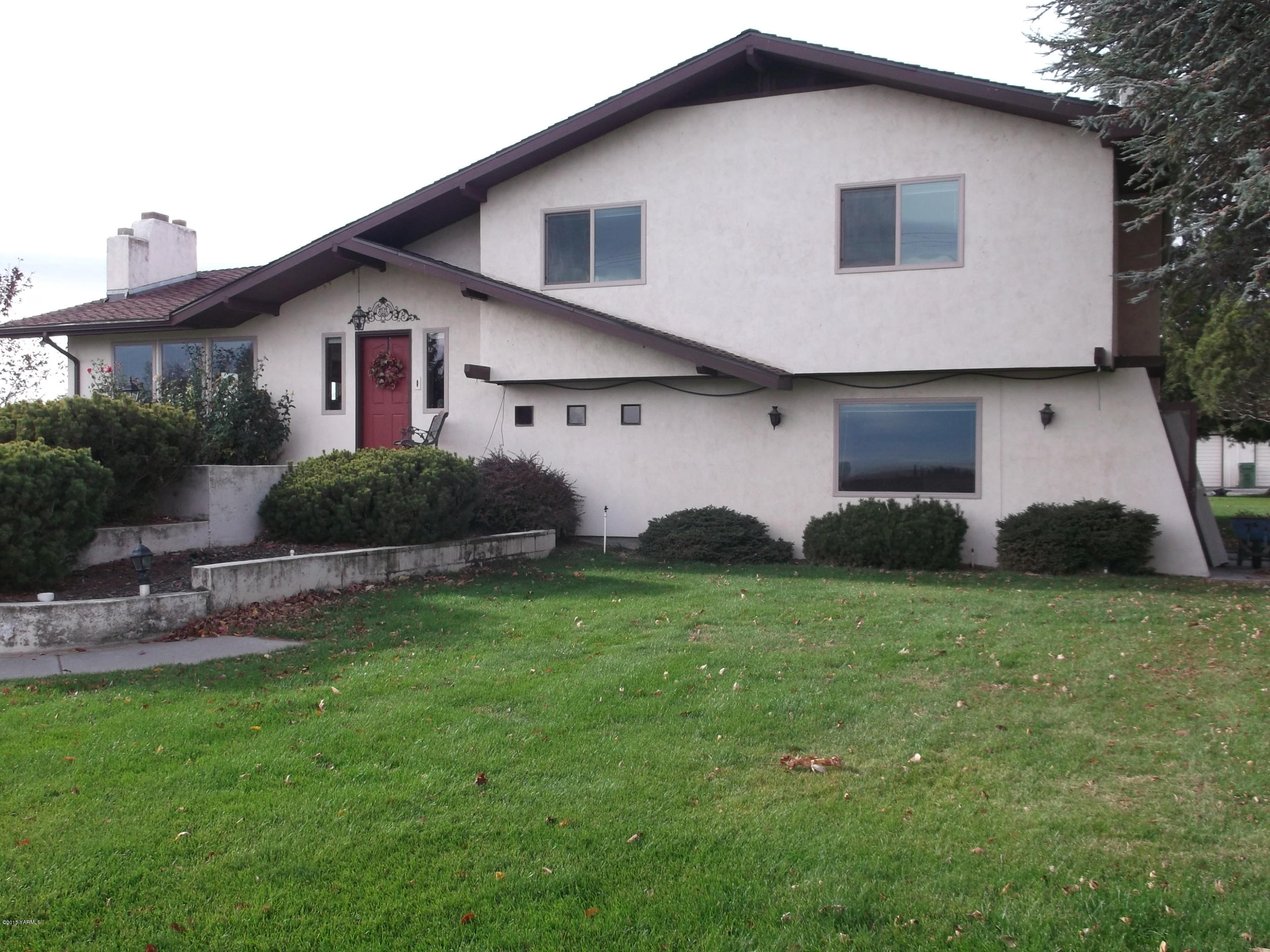 3161 Scoon Road Sunnyside, WA 98944 - Photo 23 of 25 a front view of a house with garden