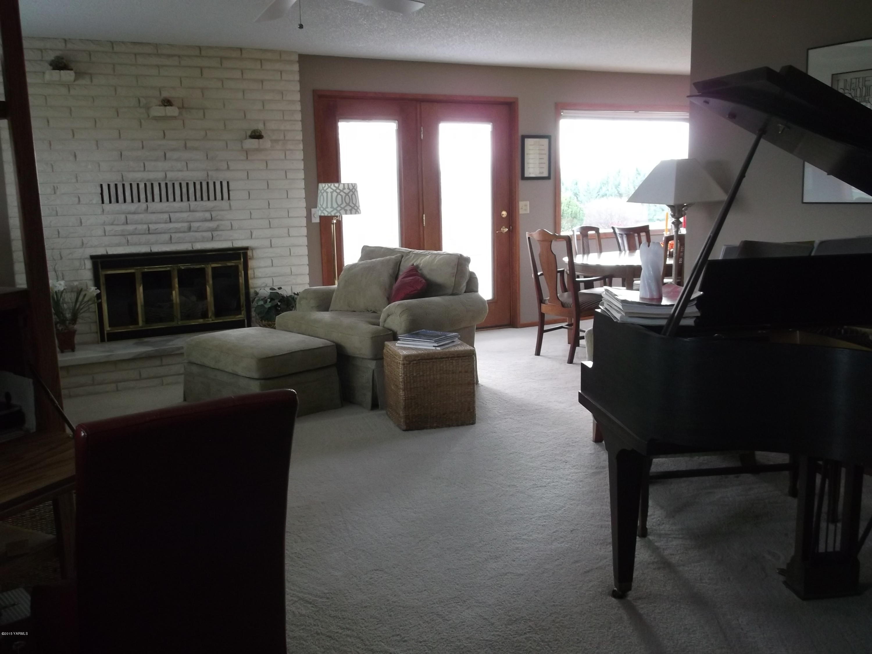 3161 Scoon Road Sunnyside, WA 98944 - Photo 5 of 25 a living room with furniture and a fireplace