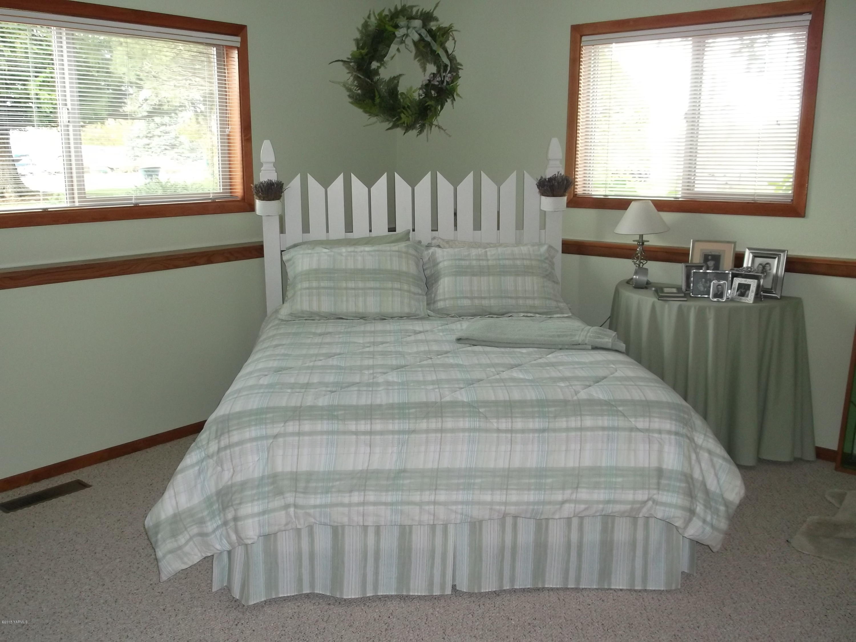 3161 Scoon Road Sunnyside, WA 98944 - Photo 6 of 25 a large bed sitting in a bedroom next to a window