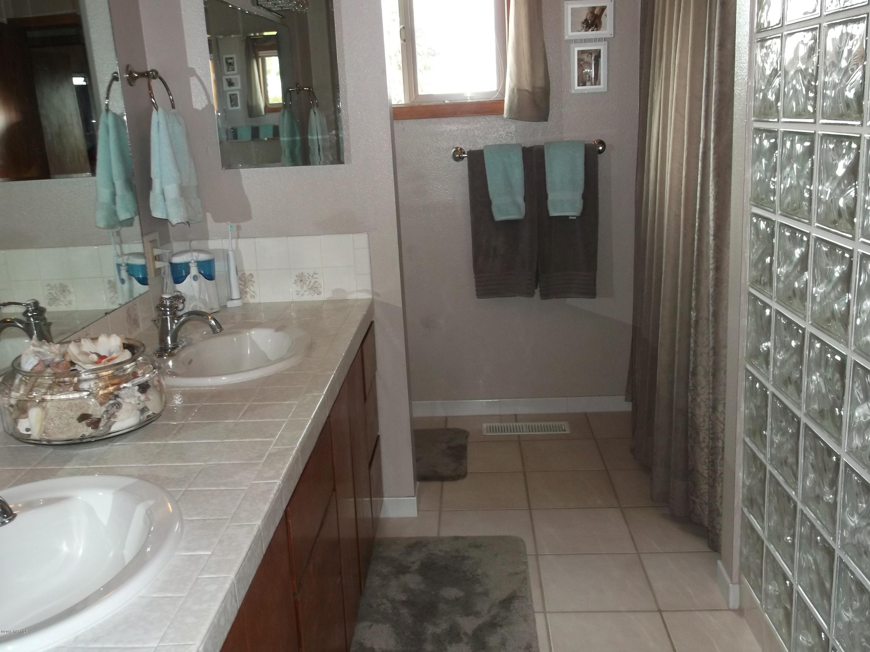 3161 Scoon Road Sunnyside, WA 98944 - Photo 8 of 25 a bathroom with a sink and a mirror