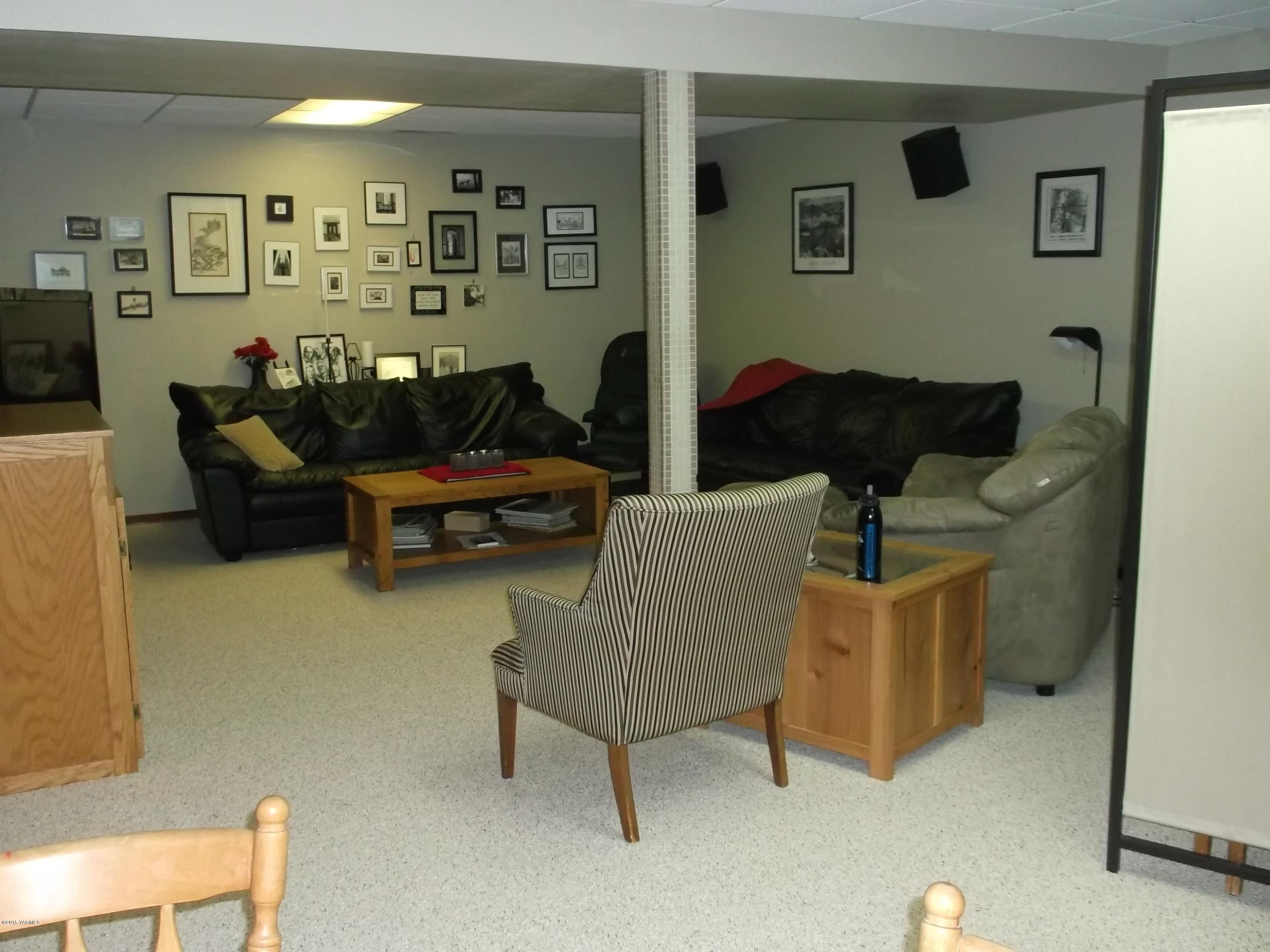 3161 Scoon Road Sunnyside, WA 98944 - Photo 10 of 25 a living room with furniture and a table