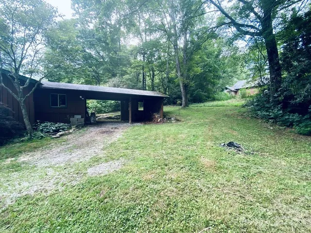 a view of a house with backyard and garden