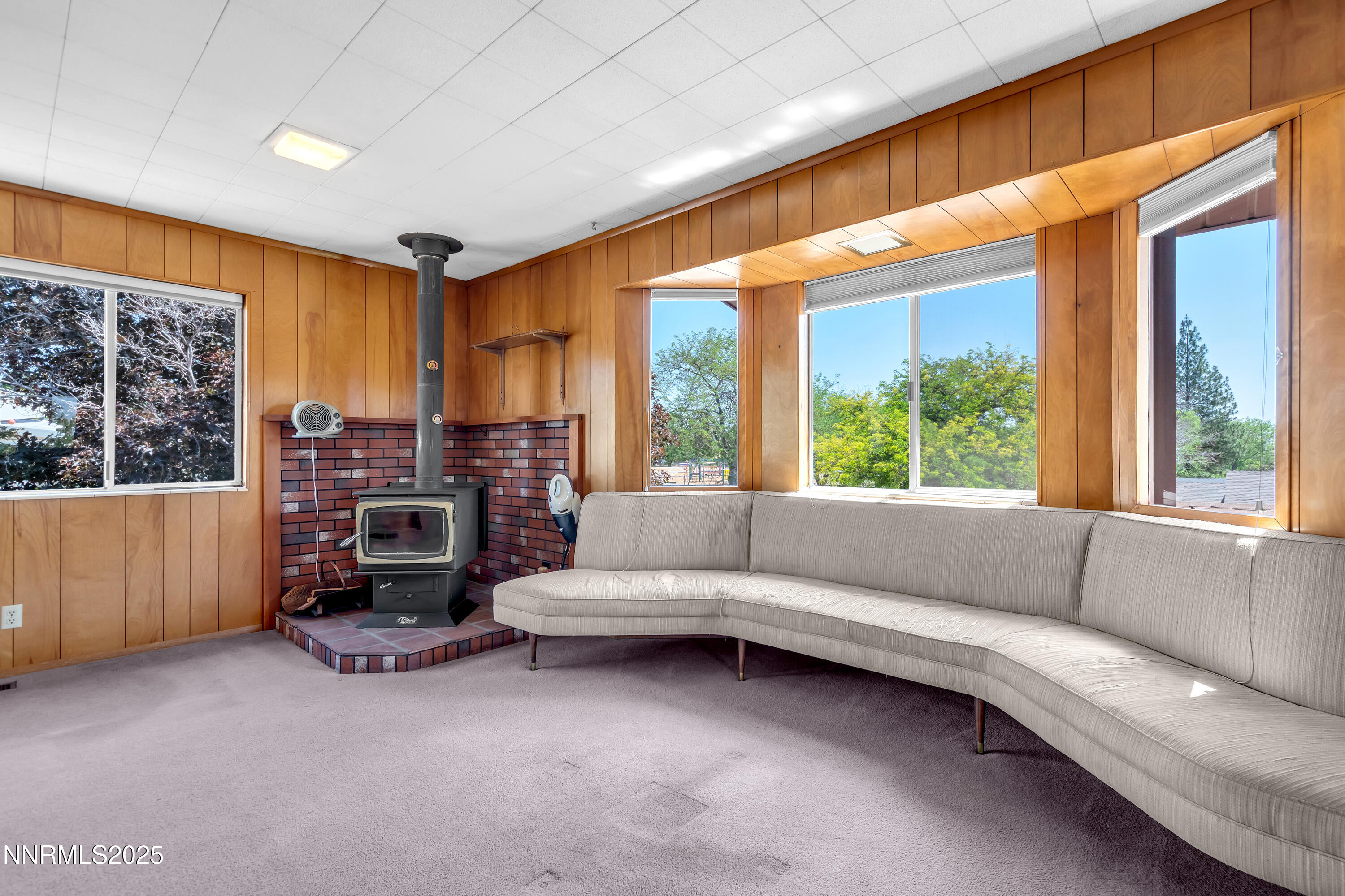 1480 Grandview Avenue Reno, NV 89503 - Photo 21 of 42 a living room with furniture and a large window