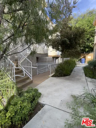 a view of entryway with outdoor space
