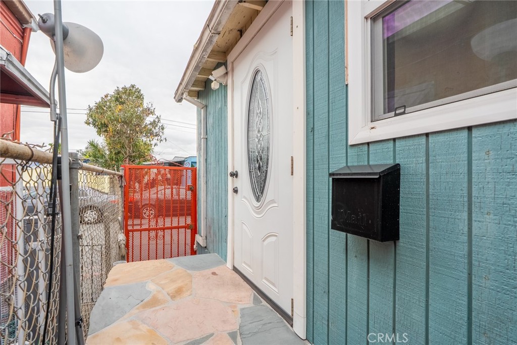 16002 Atlantic Avenue, Unit C11 Compton, CA 90221 - Photo 13 of 19 a entryway of a house