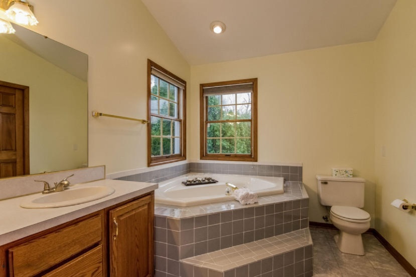 1655 Riva Ridge Drive Southeast Kentwood, MI 49546 - Photo 27 of 50 027-Master_Bathroom-1596741-mls