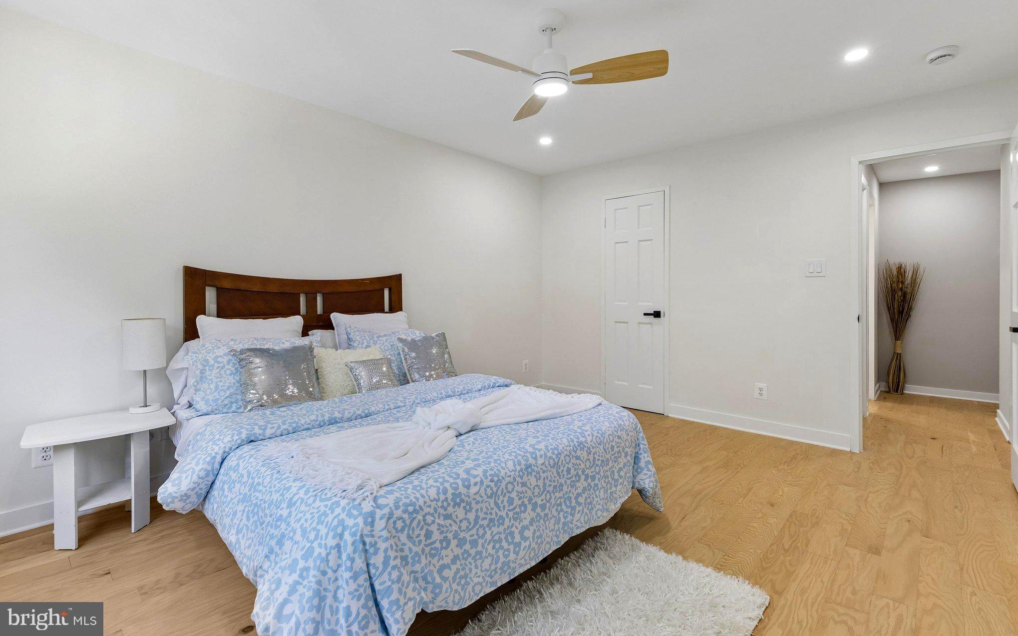 11841 Shire Court, Unit 31D Reston, VA 20191 - Photo 21 of 24 a bedroom with a bed and a painting on the wall