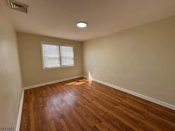 $1,800 | 1024 Thompson Avenue, Unit 2L, Roselle, NJ 07203