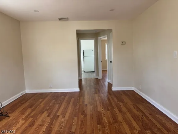 $1,800 | 1024 Thompson Avenue, Unit 2L, Roselle, NJ 07203