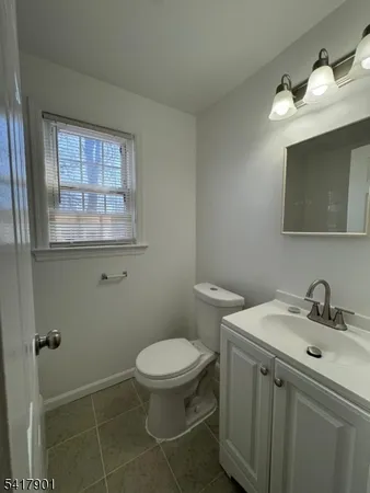 $1,800 | 1024 Thompson Avenue, Unit 2L, Roselle, NJ 07203