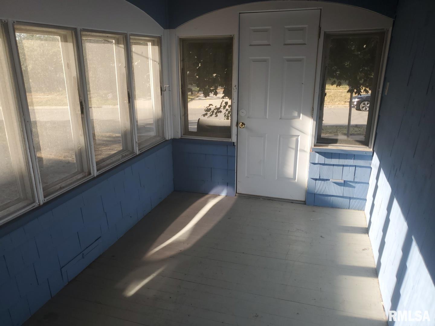 248 21st Place Clinton, IA 52732 - Photo 2 of 13