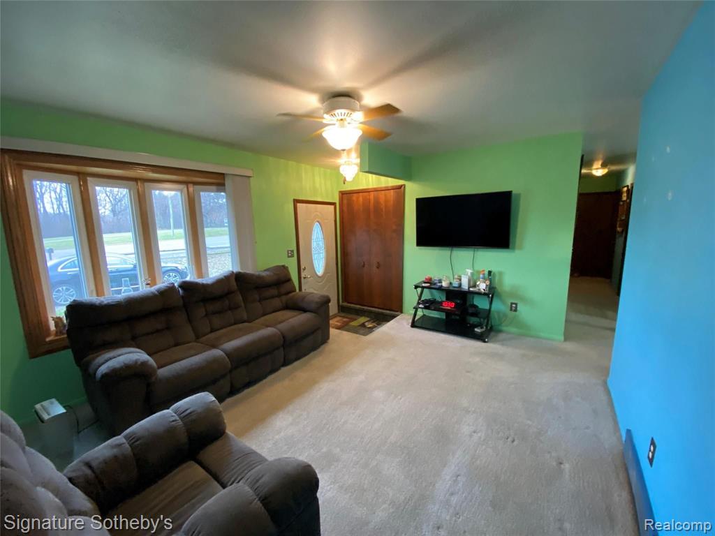 1641 Scott Lake Road Waterford, MI 48328 - Photo 2 of 20