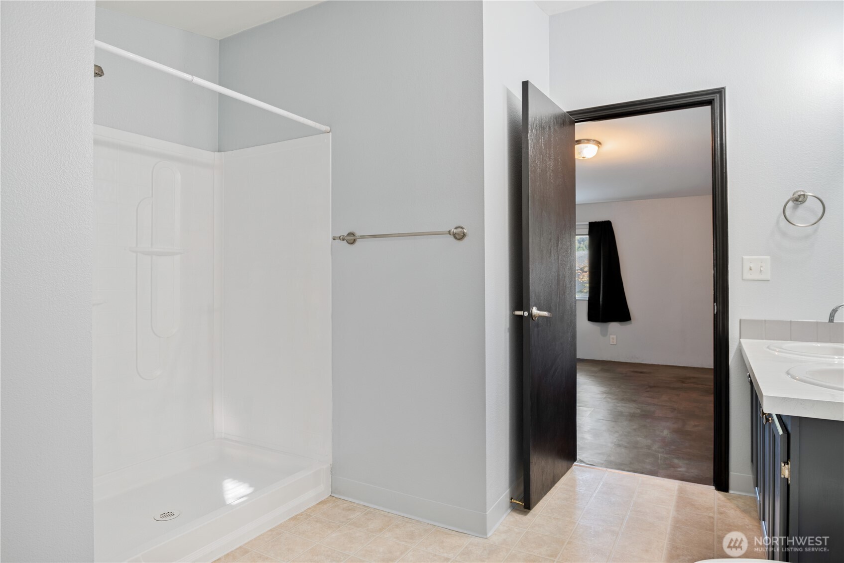 233 Concord Place Longview, WA 98632 - Photo 14 of 34 a view of hallway with shower