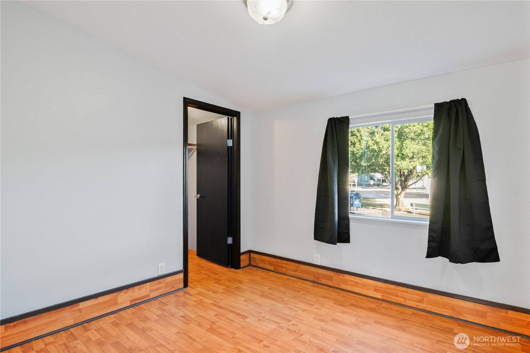 233 Concord Place Longview, WA 98632 - Photo 18 of 34 an empty room with window