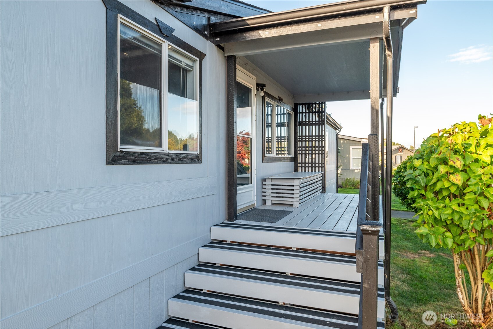 233 Concord Place Longview, WA 98632 - Photo 3 of 34 a view of entryway and hall with wooden floor