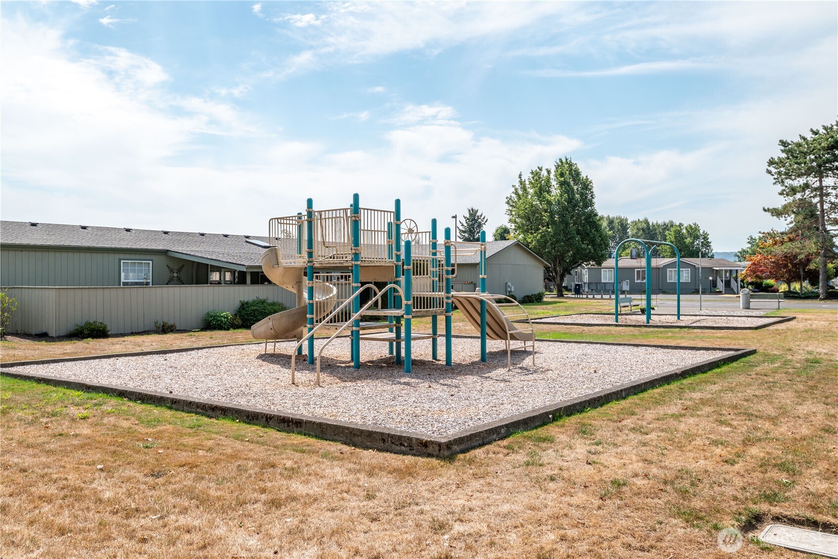 233 Concord Place Longview, WA 98632 - Photo 33 of 34 a view of a swimming pool with a lounge chairs